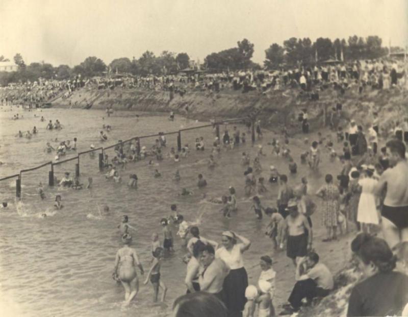 Пляж на Бабському коліні 1950-роки.jpg