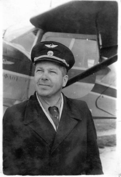 Олег Малов біля санітарного літака Як-12С. Луцький цивільний аеропорт, 1950-ті .jpg