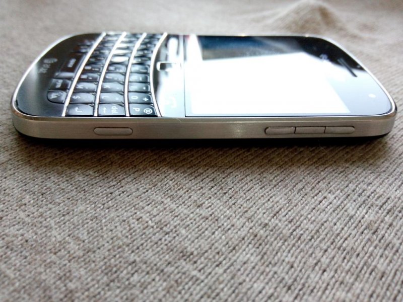 blackberry_bold_9900_gsm_3g_wifi_8gb_nfc_est_russkij_vvod (2).jpg