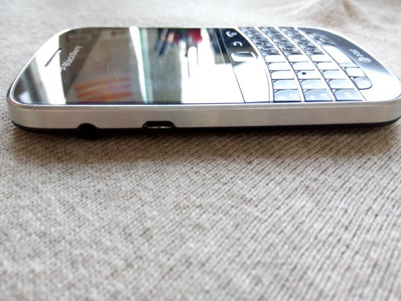 blackberry_bold_9900_gsm_3g_wifi_8gb_nfc_est_russkij_vvod (3).jpg